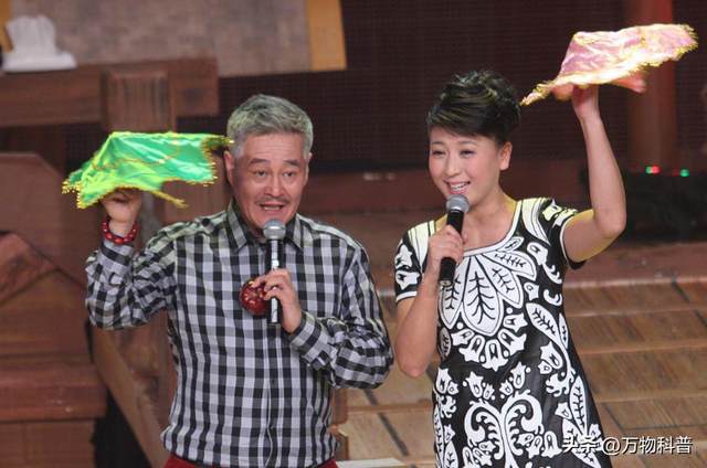 闫学晶没想到	，2026年刚开年，老搭档冯巩就给她上了生动一课