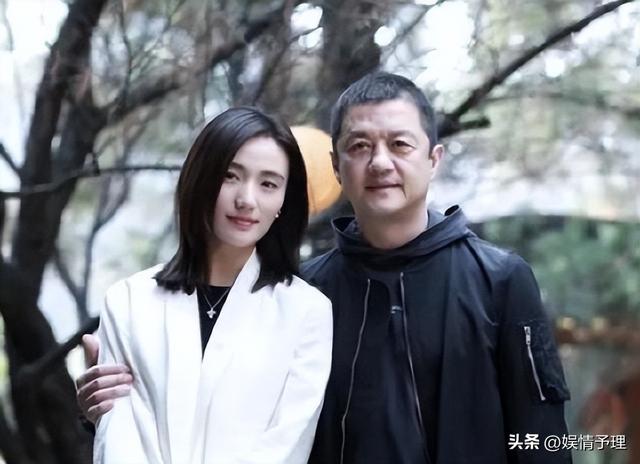 53岁李亚鹏现状：公司狂赚70亿，却住乡下吃野菜，小娇妻不离不弃