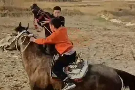新疆孩子玩叼羊游戏，策马飞奔的样子好帅图片