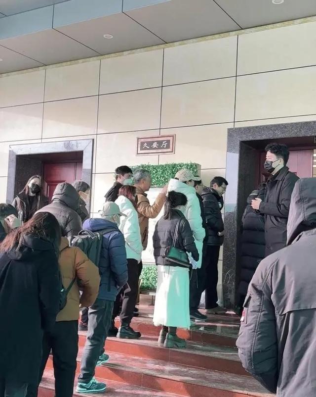 何晴葬礼举行！儿子手捧骨灰	，遗像曝光惹泪目，廖京生现身送别