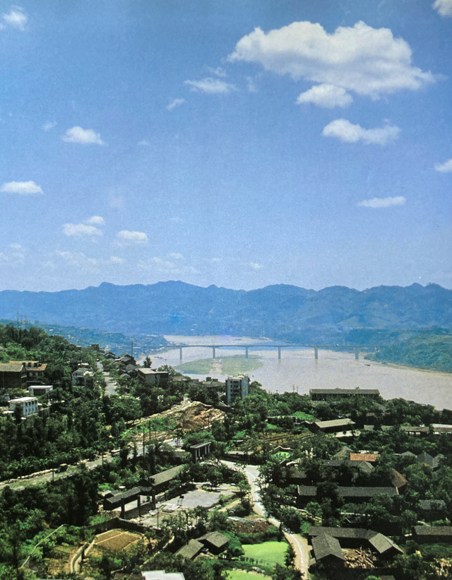 1985年的重庆，又被这个魔幻山城的人文景观震撼了！