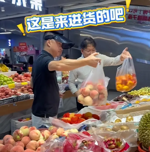 我国菜市场成了韩国旅游团大爷的最爱：试吃乱瞟还不好意思