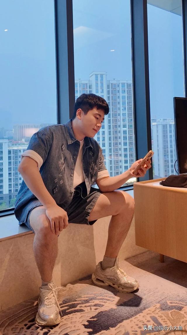 笑不活了，梁靖崑今日晒照报平安，我却被网友评论笑疯哈哈～