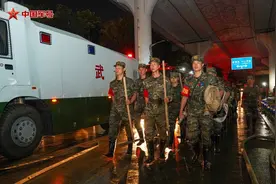 辛苦了！武警官兵奋战在清淤一线图片