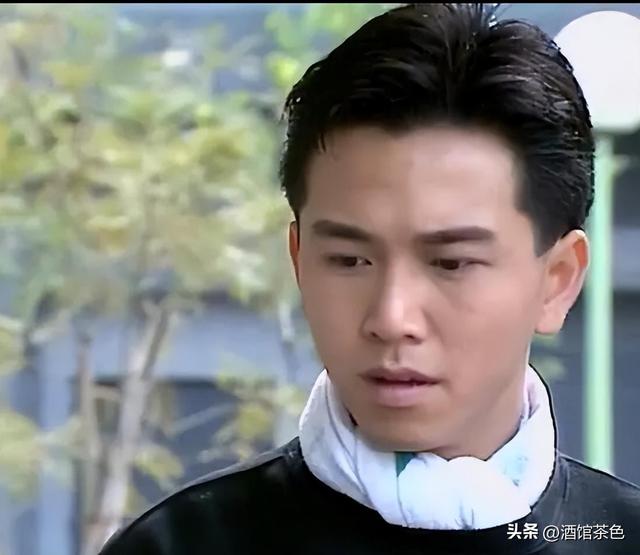 演员温兆伦现状：定居北京，61岁不显老依然帅气，10岁女儿很漂亮