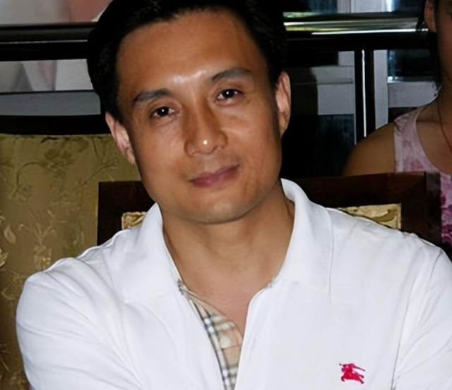 他被谢霆锋打成重伤，发妻6次流产绝情离开，如今街头卖卤肉为生