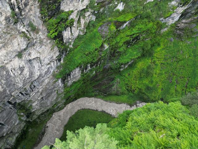 比林芝更易抵达，西藏这条“沟”海拔低、雪山多，镇比市还豪华！