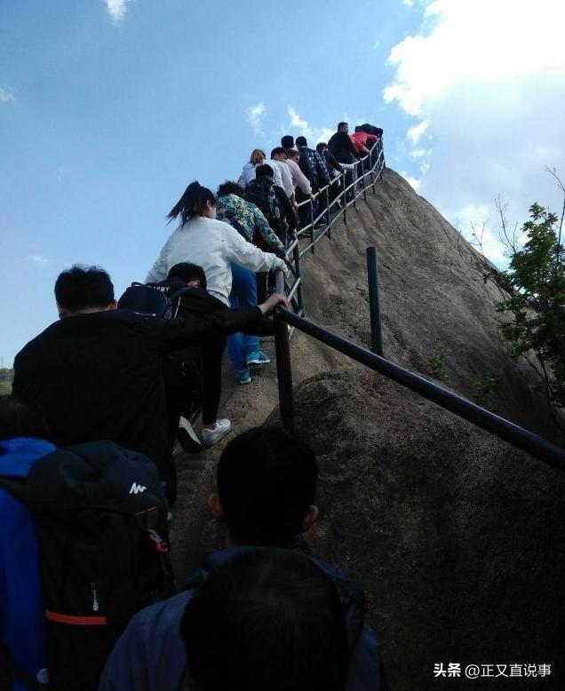 男子凤凰山坠崖续：实拍老牛背，山高路险落差700m，最窄只能独行
