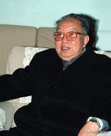 1961年，华国锋一家六口的合影，40岁的他长相周正，妻子端庄贤惠