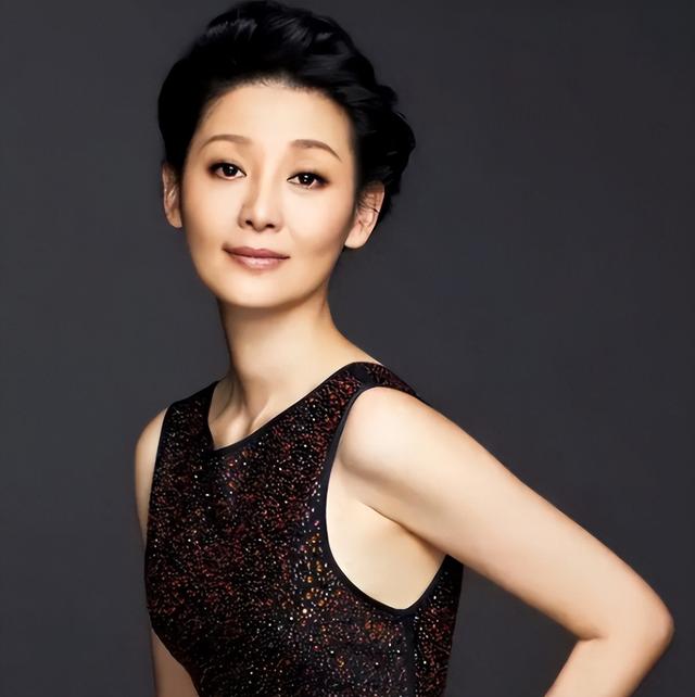 和徐帆离婚传闻真相大白仅2个月，冯小刚近况曝出，一点都不意外