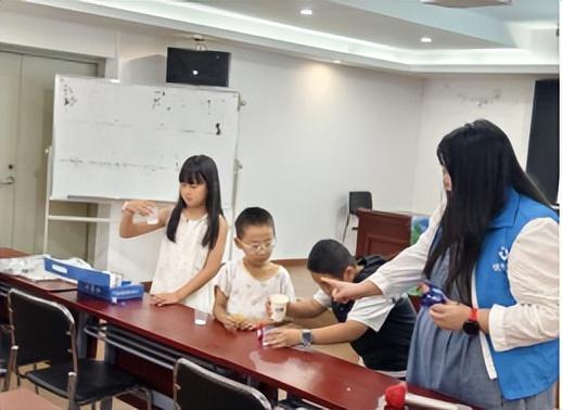 吴兴社区成功举办“银龄智慧·童趣科学”代际共融科普活动