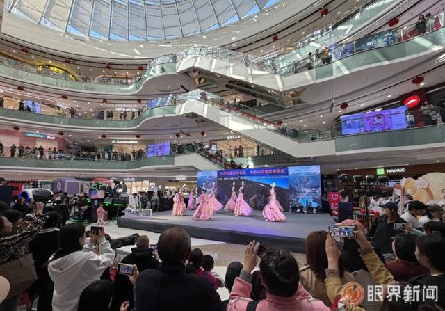 文旅展演进商场 南山风情 “看个够”