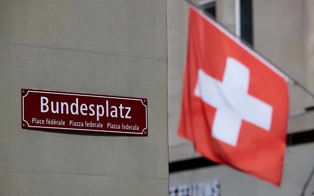 历史开了个玩笑，第一个倒下的不是乌克兰，而是百年中立的瑞士？