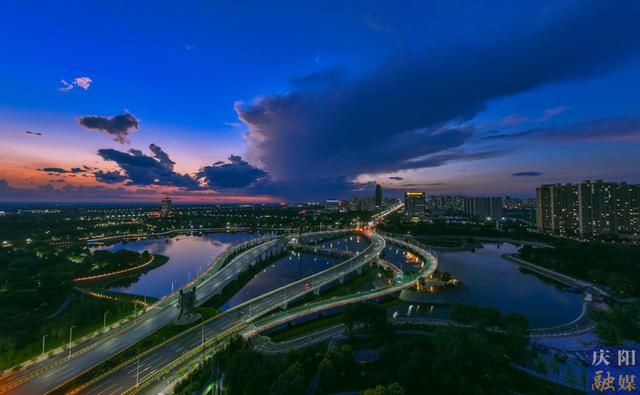 【视觉庆阳】西峰城区雨后现美景！彩虹桥晚霞绚烂夺目