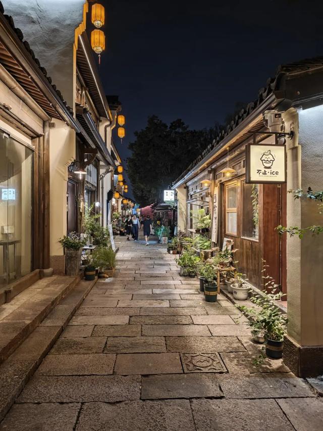 左手改名右手背屏，小米17 Pro真能对标苹果？