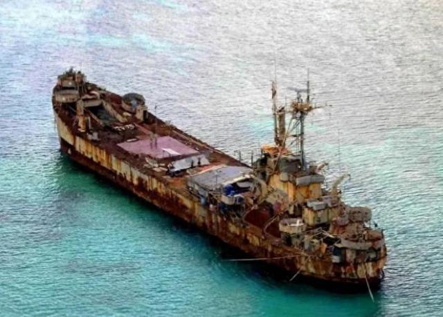 趴在中国仁爱礁9000多天的菲律宾军舰，如今已经再也拖不走了！