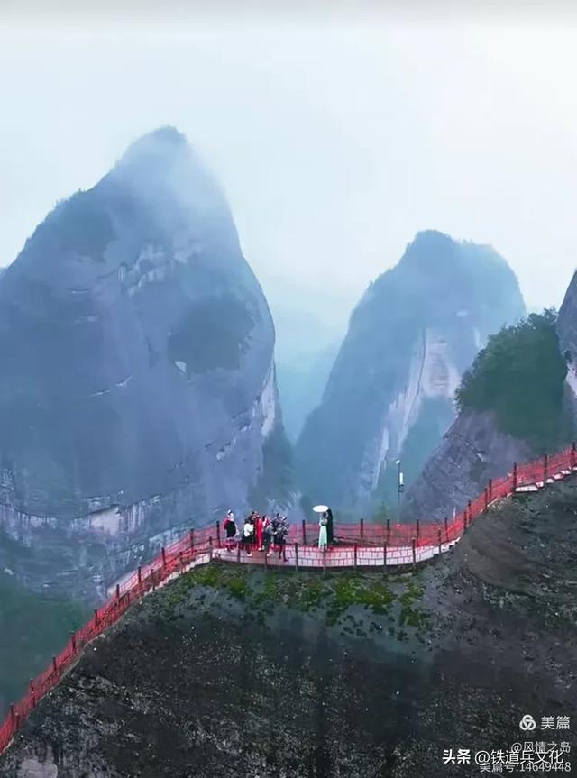 黄中广||丹霞奇峰擎天立 瑶乡赤壁映精魂