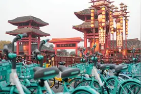 开封清明上河园：全国大学生全部免费！外地市骑行到开封的大学生免费且赠送366天入园年卡！图片