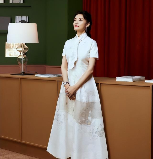 周涛：一婚嫁才子，二婚嫁富豪，53岁又换工作，她哪来的底气？