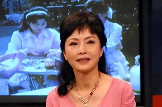 她一嫁演员祝延平，二嫁杜淳老爸杜志国，如今老了与儿子相依为命