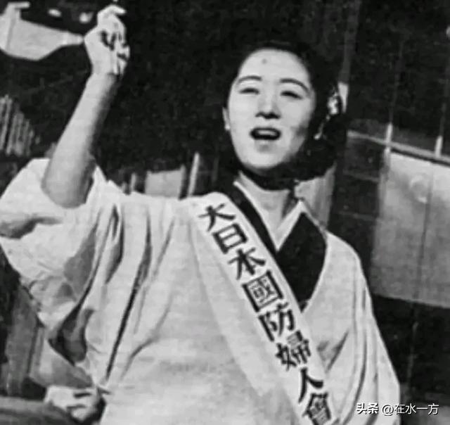 日本有多变态?军官丈夫尸骨未寒，妻子带着女儿，主动做慰安妇。