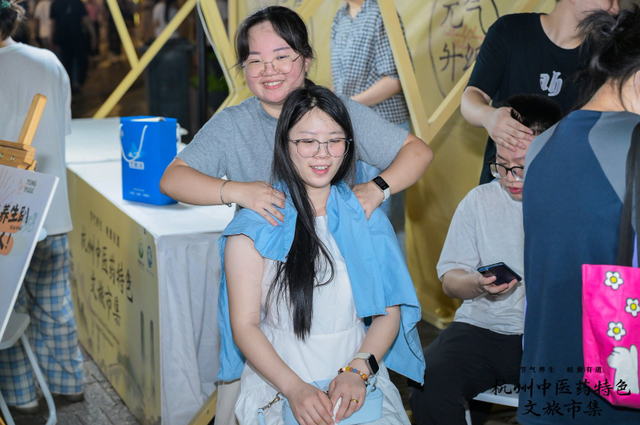 中医药文旅融合 “脆皮”青年闻着药香游杭州