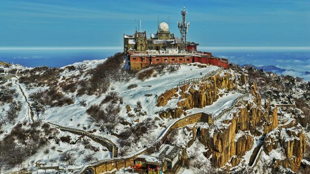 雪峰刺破苍穹 云海托举世界