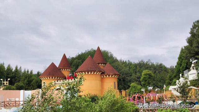 巴中市新联会新媒体分会走进平昌大石童话世界开展采风活动