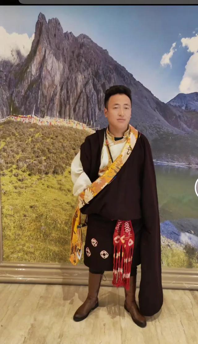 萨玛王朝后裔康巴人的赛马节