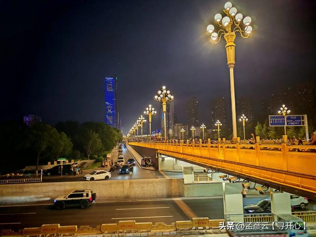 一个人在迎泽大桥，接住太原赠予的夜