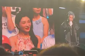 不愧是薛之谦，总能在自己演唱会都能精准抓出一名“爱情小丑”图片