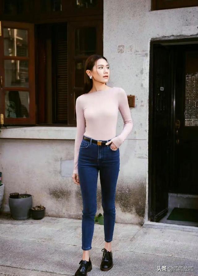 别眨眼！女星穿紧身牛仔裤狂炫身材，细腰翘臀的暴击谁顶得住