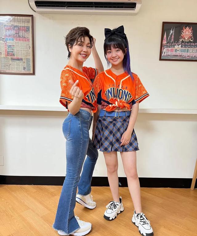 还记得《俗女养成记》里的小嘉玲吗？已经16岁啦？