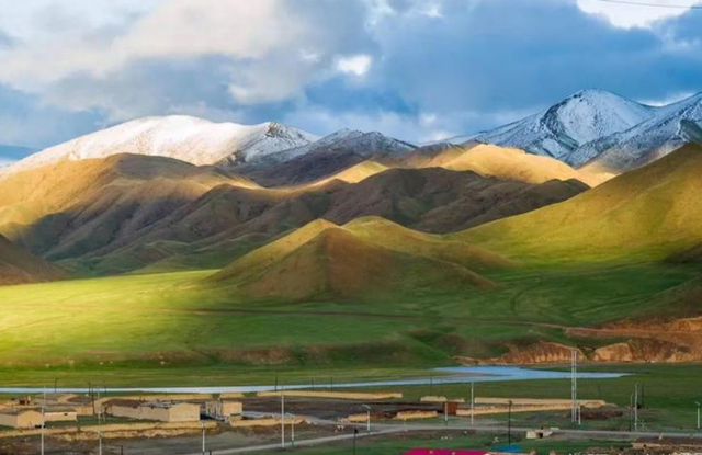 伊犁河谷有多特别？中国这边是绿洲，哈萨克斯坦那边是荒漠