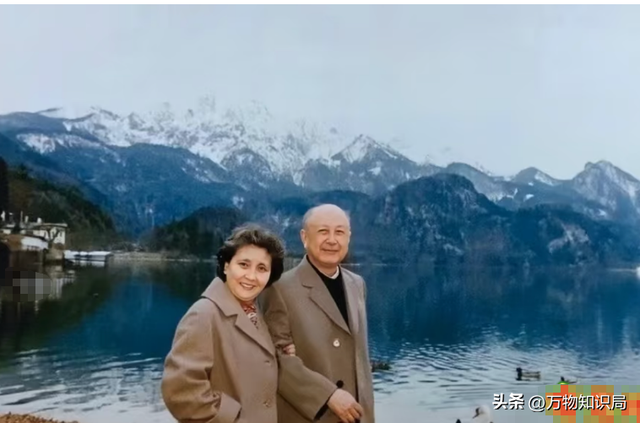 1960年，钱学森夫妇与郭永怀一家颐和园留影，两位夫人都才貌俱全