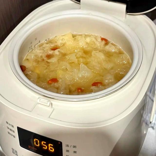 被年轻人的“电饭煲用法”惊到了。换个思路，立马就成了厨房神器