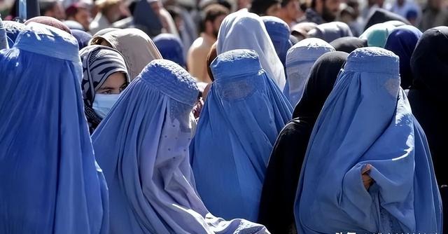 2025女性生存图鉴：被看见后被撕碎，她们正在夺回叙事权路上狂奔