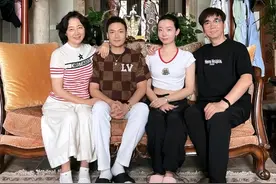 范明继子罕晒全家福！穿万元短袖太豪横，范明女儿出镜颜值不如妈图片