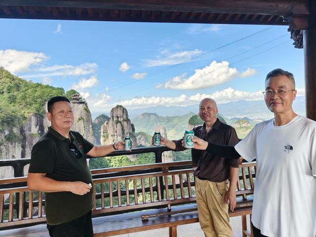 仙居县饭蒸岩景区，横看成岭侧成峰，远近高低各不同