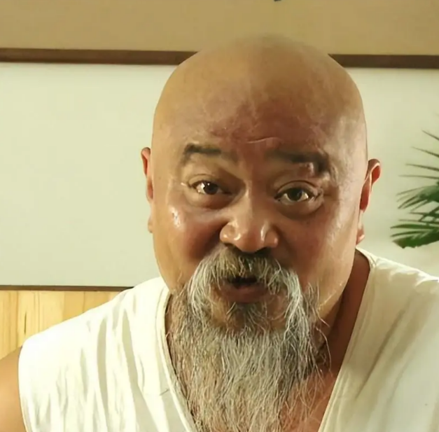 不顾医生劝阻每天2包烟，顿顿8两白酒的演员李琦，如今变成啥样