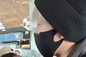 王楚钦前往上海参加比赛，机场遭围堵怼脸拍！本人怒怼：疯了都，不让走吗？图片