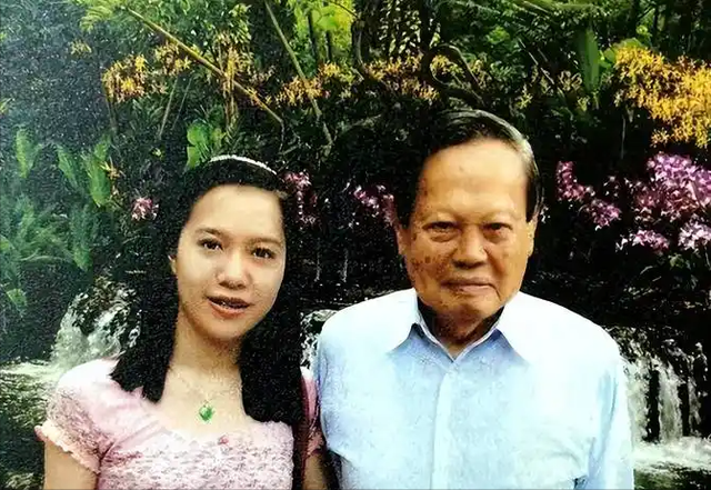 杨振宁追悼会确定，离世前状态曝光，摔跤酿大祸，翁帆或早有察觉