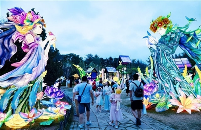 2025年“青岛之夏”艺术灯会即日起亮灯时间调早半小时 助力游客畅享光影盛宴