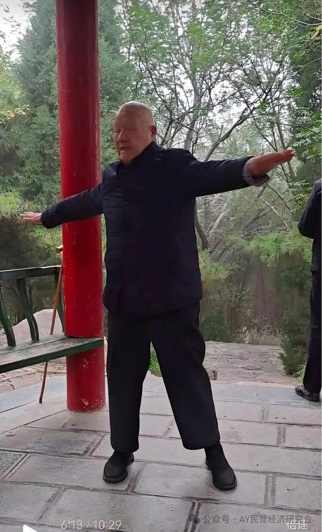 洹园晨雾里，九秩翁的晨光序曲——王革勋老先生晨练札记