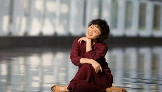 59岁李胜素：她不要丈夫、不要孩子，却活成了最让人羡慕的女人
