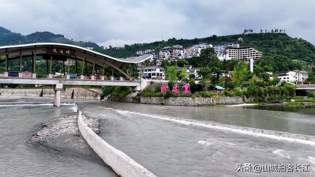 四川深藏大山“反差感”十足的镇，不仅场镇面积大，还有公办大学