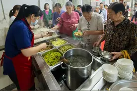 四菜一汤、满80岁免费的爱心食堂火爆 年亏超10万，集体经济全额补贴图片