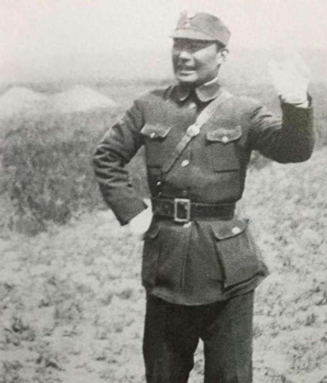 1948年毛主席东渡黄河，刚开船，毛泽东突然转身：快！给我照相