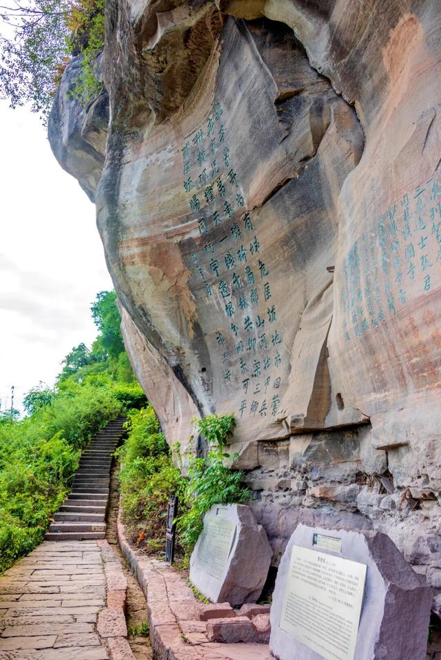 被重庆光芒掩盖，这座小城被一碗“刨猪汤”带火，景点几乎免费看