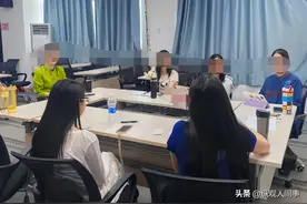 热搜上残酷的“单身女性和精男面对面”：炸出多少无脑狂欢的巨婴图片